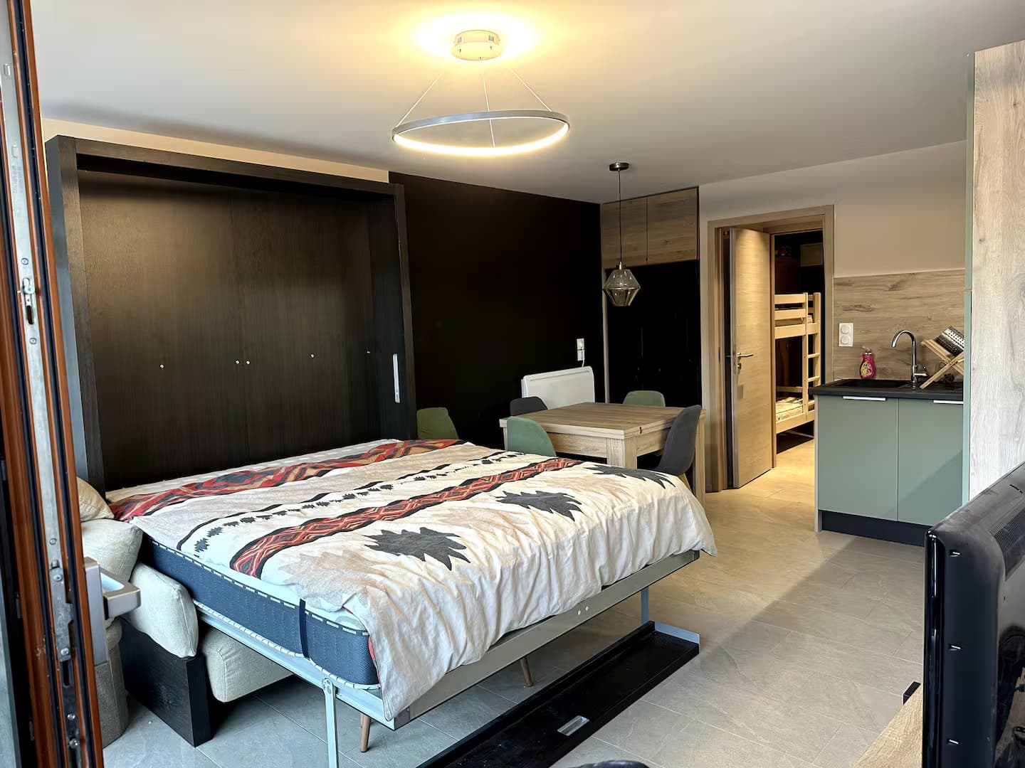 Chambre parentale confortable lit clic-clac - Gîte Châtel