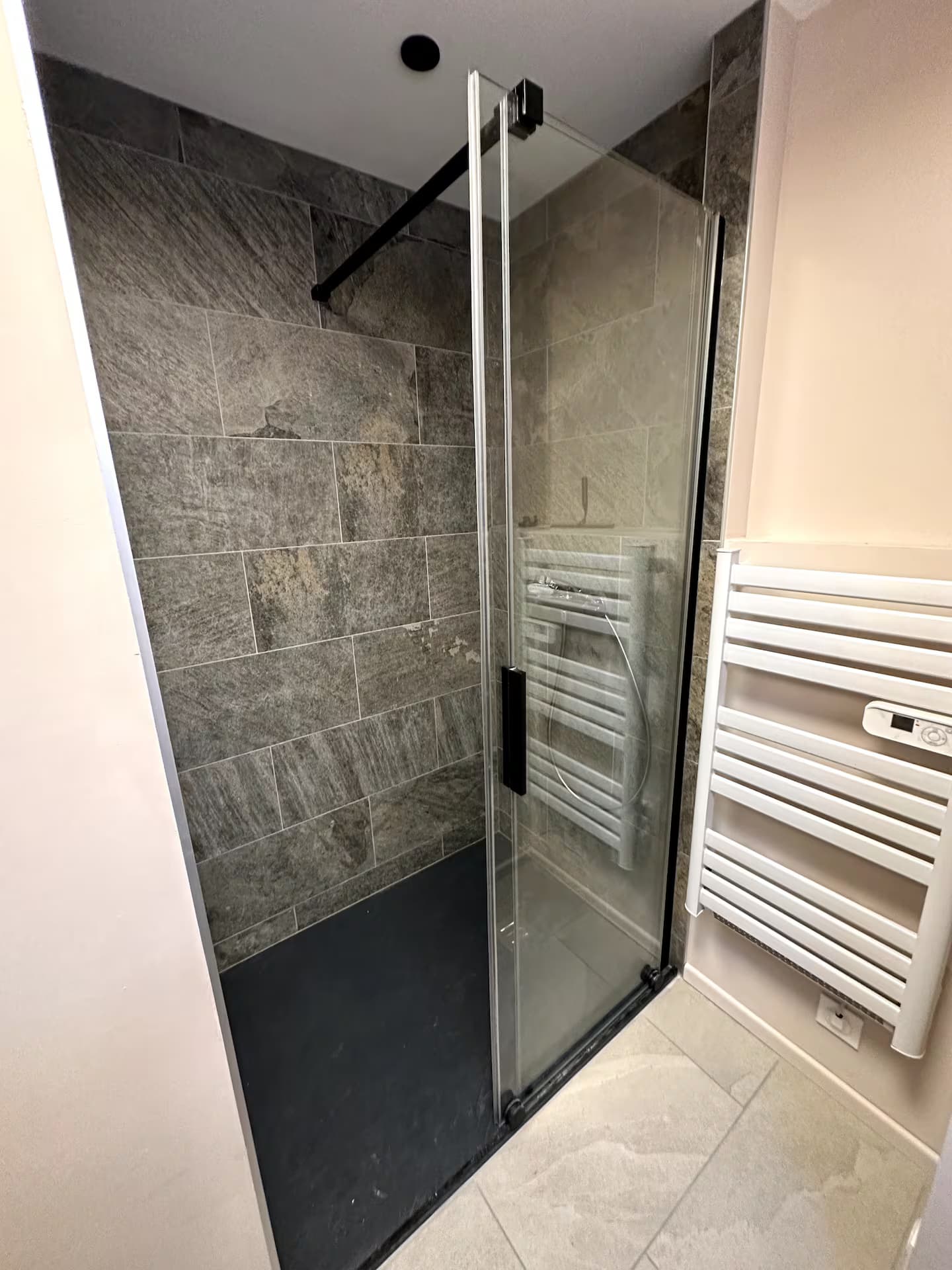 Salle de bain moderne avec douche - Appartement ski Haute-Savoie